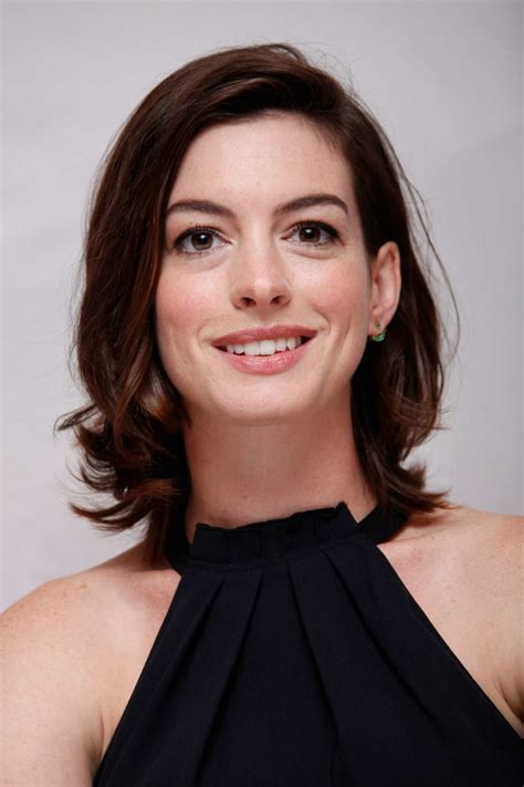 Anne Hathaway exibe barrigão em clique de biquíni